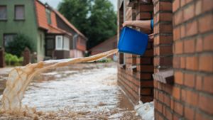 Wenn die Wohnung nach starken Regenfällen unter Wasser steht, kommt die Hausratversicherung  für manche Schäden auf. Foto: dpa