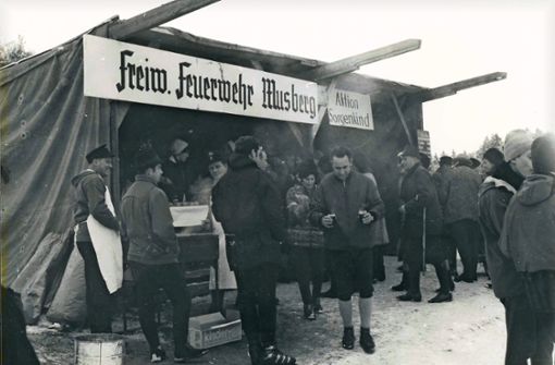 Die  Musberger FFW  hatte  viele Jahre lang am Hauberg zur Skisaison eine Hütte aufgestellt, um die Schneesportler  mit Roten Würsten und Heißgetränken zu versorgen. Foto: Stadtarchiv Leinfelden-Echterdingen