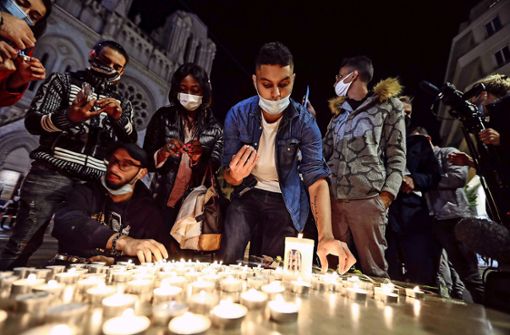 Gedenken an die Opfer der Messerattacke in Nizza. Foto: dpa/Valery Hache