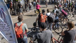 Rund 100 Radfahrer demonstrierten am Freitag gegen die geplante Außengastro an der Oper in Stuttgart. Foto: Lichtgut/Julian Rettig
