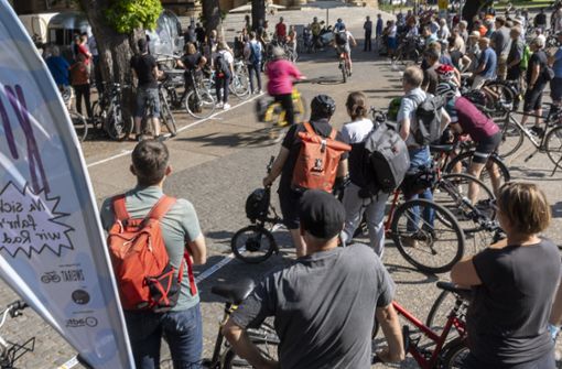 Rund 100 Radfahrer demonstrierten am Freitag gegen die geplante Außengastro an der Oper in Stuttgart. Foto: Lichtgut/Julian Rettig