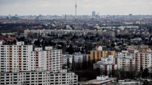 Die Hochhäuser der Gropiusstadt im Süden von Berlin. Die zwischen 1962 bis 1975 errichtete Großwohnsiedlung gilt als sozialer Brennpunkt. Foto: Britta Pedersen/dpa-Zentralbild/dpa