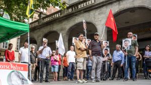 Die Teilnehmer der Demonstration hielten eine Mahnwache ab. Foto: Lichtgut/Julian Rettig