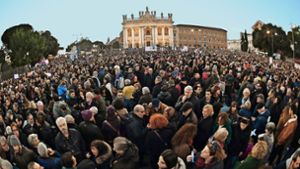Mehrere Zehntausende Sardinen demonstrieren   auf der Piazza San Giovanni in Rom gegen die aktuelle Politik Italiens. Foto: AFP/Andreas Solaro, AP/Gregorio Borgia