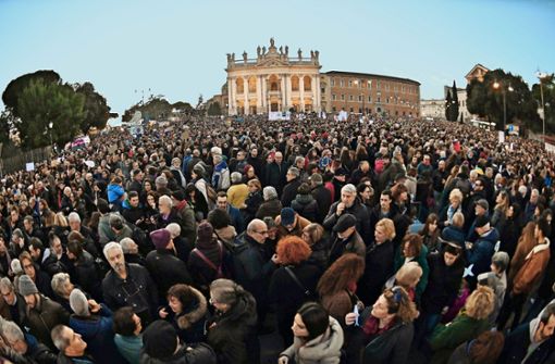 Mehrere Zehntausende Sardinen demonstrieren   auf der Piazza San Giovanni in Rom gegen die aktuelle Politik Italiens. Foto: AFP/Andreas Solaro, AP/Gregorio Borgia