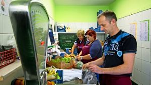 Ehrenamtliche Helfer bereiten  Obst- und Gemüselieferungen für den Verkauf in der Ludwigstafel vor. Foto: factum/Granville