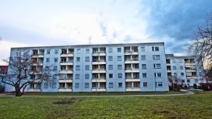 Drei große Wohnriegel am Krankenhaus Bad Cannstatt sollen abgerissen werden. Viele Bewohner finden keine Ersatzwohnung. Foto: Oliver Willikonsky - Lichtgut