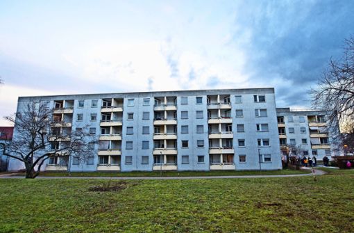 Drei große Wohnriegel am Krankenhaus Bad Cannstatt sollen abgerissen werden. Viele Bewohner finden keine Ersatzwohnung. Foto: Oliver Willikonsky - Lichtgut