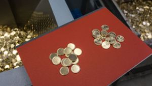 Vorher – nachher: Aus goldglänzenden Rohlingen entstehen in den Staatlichen Münzen Stuttgart Geldstücke. Foto: Lichtgut/Max Kovalenko