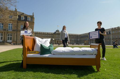 Ein Bett auf dem Schlossplatz: Was soll denn das ? Foto: Lichtgut/Leif Piechowski