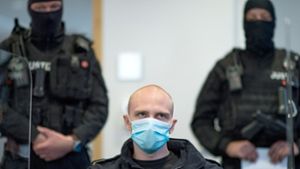 Der Angeklagte Stefan B. wartet auf den Prozessbeginn. Foto: dpa/Hendrik Schmidt