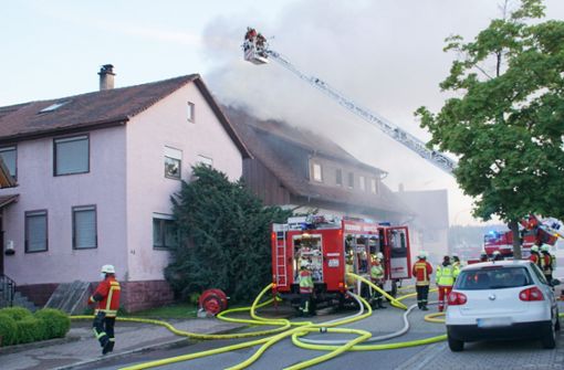 Im Neuenbürger Ortsteil Dennach brach am Donnerstagabend ein Feuer aus. Foto: SDMG/Gress
