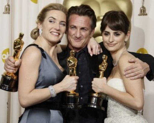Gewinner unter sich: Kate Winslet (beste weibliche Hauptrolle), Sean Penn (beste männliche Hauptrolle) und Penelope Cruz (beste weibliche Nebenrolle). Foto: AP