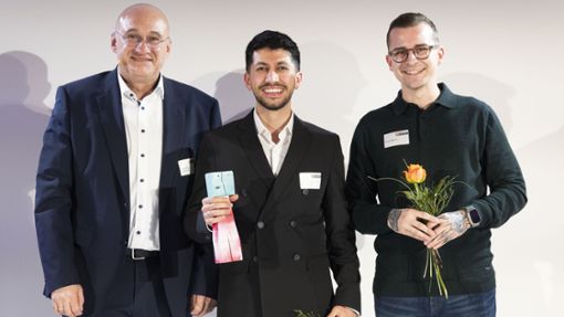 Stuttgarter des Jahres 2023:  Hasan Atamish mit Volksbank-Vorstand Andreas Haas (links) und Pate Tristan Metzler (rechts) Foto: Lichtgut/Julian Rettig