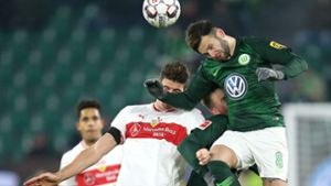 Mario Gomez im Duell mit zwei Wolfsburgern: Der VfB Stuttgart ist gegen den VfL zu ungefährlich. Foto: Baumann