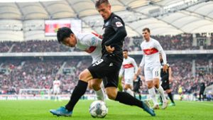 Wataru Endo vom VfB Stuttgart in Aktion gegen den Karlsruher SC. Wir haben die Leistungen der VfB-Profis wie folgt bewertet. Foto: dpa/Tom Weller