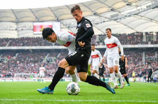 Wataru Endo vom VfB Stuttgart in Aktion gegen den Karlsruher SC. Wir haben die Leistungen der VfB-Profis wie folgt bewertet. Foto: dpa/Tom Weller