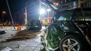 Laut Polizei kam der Wagen gegen 16.00 Uhr im Frankfurter Stadtteil Ostend unweit der Europäischen Zentralbank (EZB) in einer Kurve von der Straße ab und prallte gegen eine Hauswand. Foto: dpa/Silas Stein