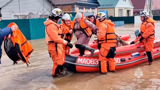 Anwohner in der Region Orenburg müssen evakuiert werden, nachdem ein Teil des Staudamms gebrochen war und Überschwemmungen verursacht wurden. Foto: ---/Russian Emergency Ministry Press Service/AP/dpa