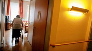 Ins Pflegeheim gehen alten Menschen häufig erst, wenn die Pflege zu Hause gar nicht mehr klappt. Foto: dpa/Oliver Berg