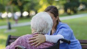 Besonders hoch ist der Krankenstand in der Altenpflege. Foto: IMAGO/Westend61/IMAGO/HalfPoint
