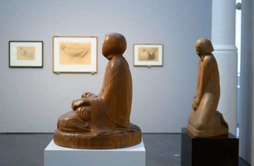 Die Holzskulpturen „Mutter und Kind“ und „Der Zweifler“ (re.) in der Ausstellung „Ernst Barlach zum 150. Geburtstag. Eine Retrospektive“. Foto: dpa/Sebastian Kahnert