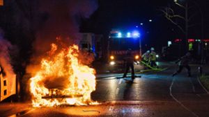 Weit sichtbare Flammen schlagen aus dem VW Polo in der Fellbacher Ringstraße. Foto: Alexander Ernst (Feuerwehr Fellbach)