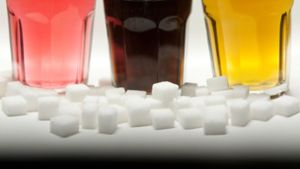 Bei gesüßten Erfrischungsgetränken hat sich laut einer Untersuchung ein zunächst deutlicher Rückgang der Zuckergehalte zuletzt nicht fortgesetzt. Foto: Monika Skolimowska/dpa