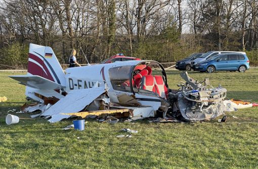 Dieses Kleinflugzeug ist am Freitag in Mössingen abgestürzt und wurde beim Aufprall völlig zerstört. Foto: SDMG/Schulz