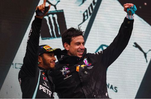 Formel-1-Superstar Lewis Hamilton (li.) und Mercedes-Teamchef Toto Wolff arbeiten zumindest bis Ende des Jahres noch zusammen. Foto: imago//Charles Coates