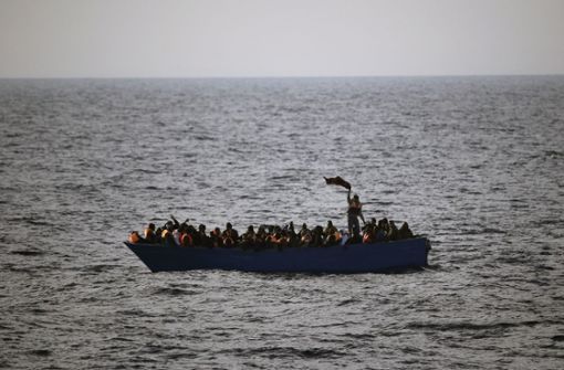 Zum Teil setzen sich die Flüchtlingen sogar in Holzboote (Archiv-Bild). Foto: AP