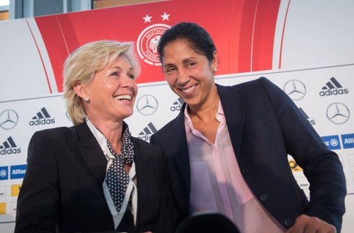 Die amtierende Bundestrainerin (Silvia Neid/links) und Steffi Jones, die Neue Foto: dpa