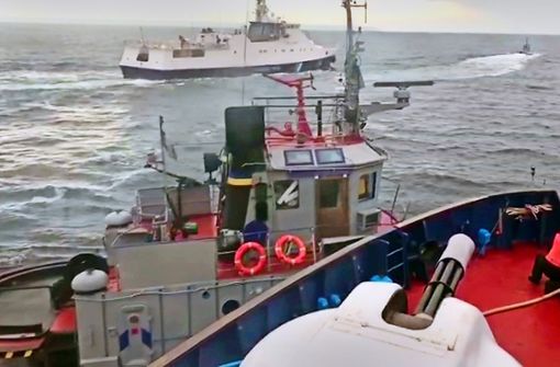 Dieses Bild aus einem Video der russischen Küstenwache, veröffentlicht vom russischen Bundessicherheitsdienst, zeigt den Vorfall zwischen der russischen Küstenwache und einem ukrainischen Marineboot. Foto:  