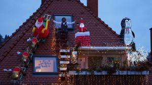 Christian Werner hat auf seinem Dach in Stuttgart-West eine aufwendige Weihnachtsdekoration installiert. Foto: Andreas Rosar//Fotoagentur-Stuttgart