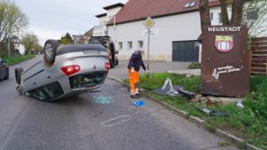Unfall in Waiblingen-Neustadt: Mit Auto gegen Ortstafel gekracht – Fahrerin schwer verletzt