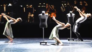 Orchester im Hintergrund, Schneiderpuppen und tolle Tänzer: So gut sieht Roman Novitzkys „Everybody Needs Some/Body“ aus. Foto: Stuttgarter Ballett