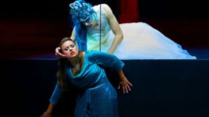 Die doppelte Rusalka in der Stuttgarter Inszenierung von Antonín Dvoráks gleichnamiger Oper : Esther Dierkes (links) und Reflektra Foto: Staatsoper/Matthias Baus