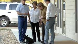 Bushs Hündin Miss Beazley begrüßte auch Kanzlerin Angela Merkel und ihrem Mann Joachim Sauer auf der Farm des damaligen US-Präsidenten in Texas. Foto: dpa