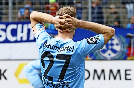 Kapitän Fabian Baumgärtel kann es nicht fassen: Die Kickers vergeben in Bremen den ersten Matchball. Foto: Baumann