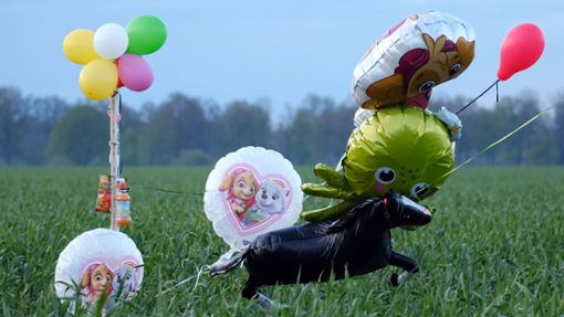 Die Polizei versucht mit Ballons und Süßigkeiten die Aufmerksamkeit des vermissten  Jungen zu gewinnen, der Autist ist. Foto: dpa/Markus Hibbeler