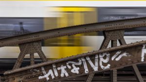 Eine Regionalbahn der Verkehrsgesellschaft „Bwegt“ ist mit einem VfB-Logo besprüht worden (Symbolfoto). Foto: IMAGO/Arnulf Hettrich/IMAGO/Arnulf Hettrich