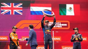 Max Verstappen (M.) gewann in China vor Lando Norris (l) und Sergio Perez. Foto: Uncredited/AP/dpa