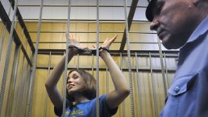 Ein Mitglied von Pussy Riot während einer Gerichtsverhandlung in Moskau (Archivbild). Foto: AFP/ALEXANDER NEMENOV