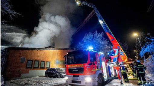 Die Feuerwehr kämpfte gegen den Brand in einem Göppinger Gewerbegebiet an. Foto: 7aktuell.de/Simon Adomat