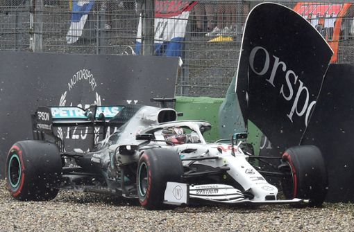 Lewis Hamilton rattert durchs Kiesbett und beschädigt seinen Silberpfeil – er landet auf Platz neun. Foto: AFP