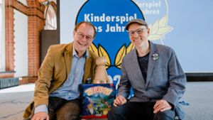 Die Spieleautoren Jens-Peter Schliemann (links) und Bernhard Weber freuen sich: Ihr Spiel „Zauberberg“ ist zum „Kinderspiel des Jahres 2022“ gekürt worden. Foto: /Simona Bednarek