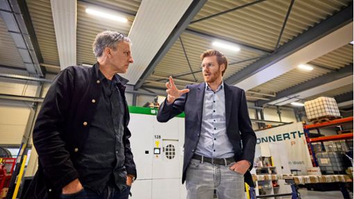 Vor-Ort-Energiecheck bei der Firma Konnerth in Remshalden:  Jörg Holzer (links) berät Christian Konnerth. Foto: Gottfried Stoppel