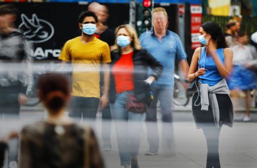 Auch beim Einkaufen müssen die Kunden weiterhin eine Maske tragen. Foto: imago/Jochen Eckel