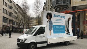 Mitten in der Tübinger Straße stand dieser Kleinlaster mit Werbung der Modekette. Foto: Martin Haar