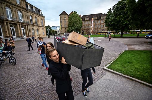 Aktivisten tragen das Klimapaket des Bundes symbolisch zu Grabe. Foto: Lichtgut/Julian Rettig